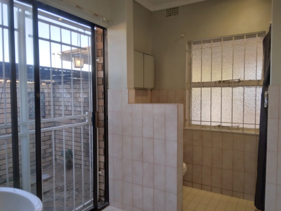 To Let 1 Bedroom Property for Rent in Vorna Valley Gauteng