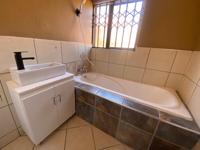 To Let 3 Bedroom Property for Rent in Cruywagenpark Gauteng