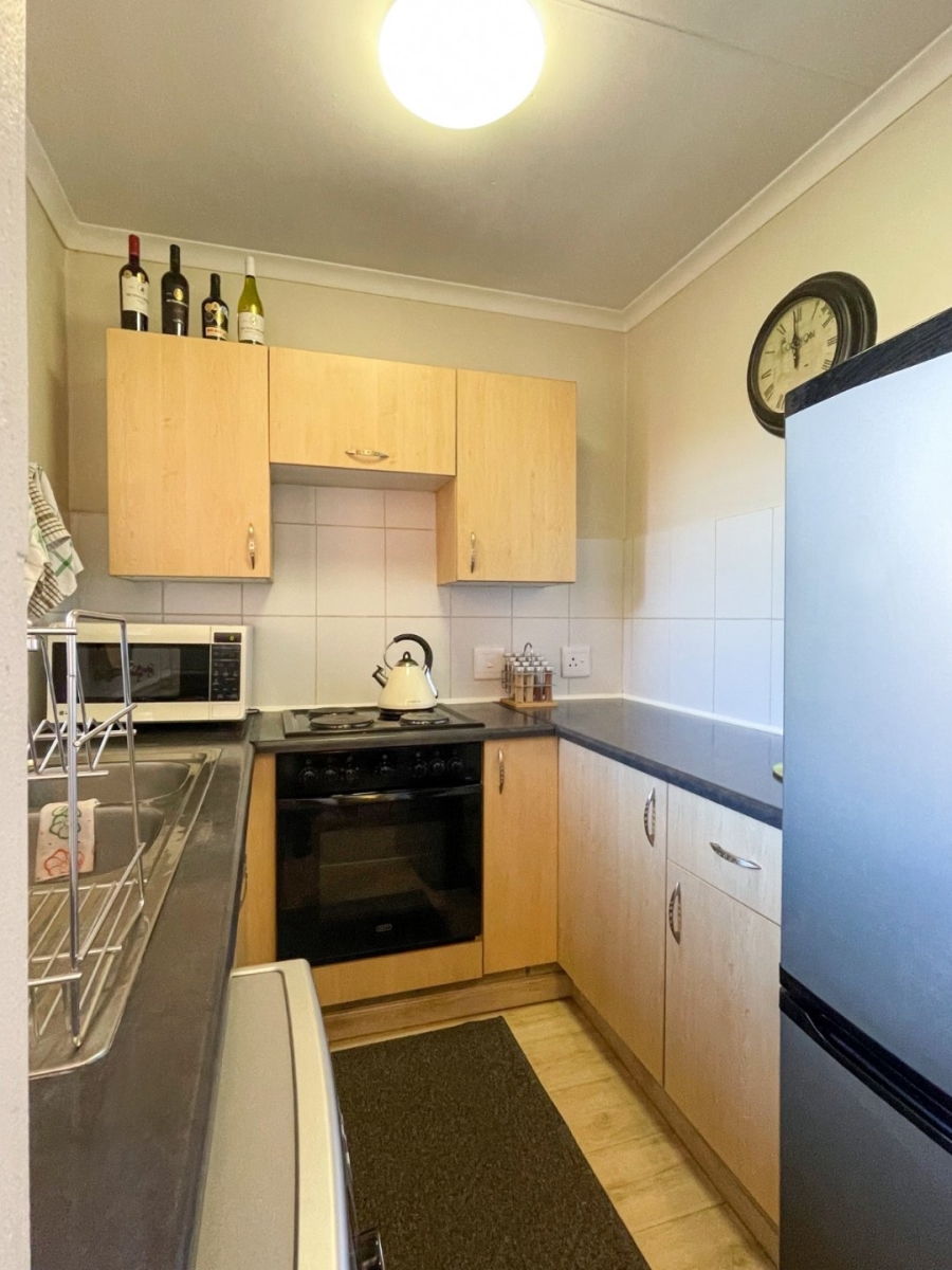 1 Bedroom Property for Sale in Silver Lakes Gauteng