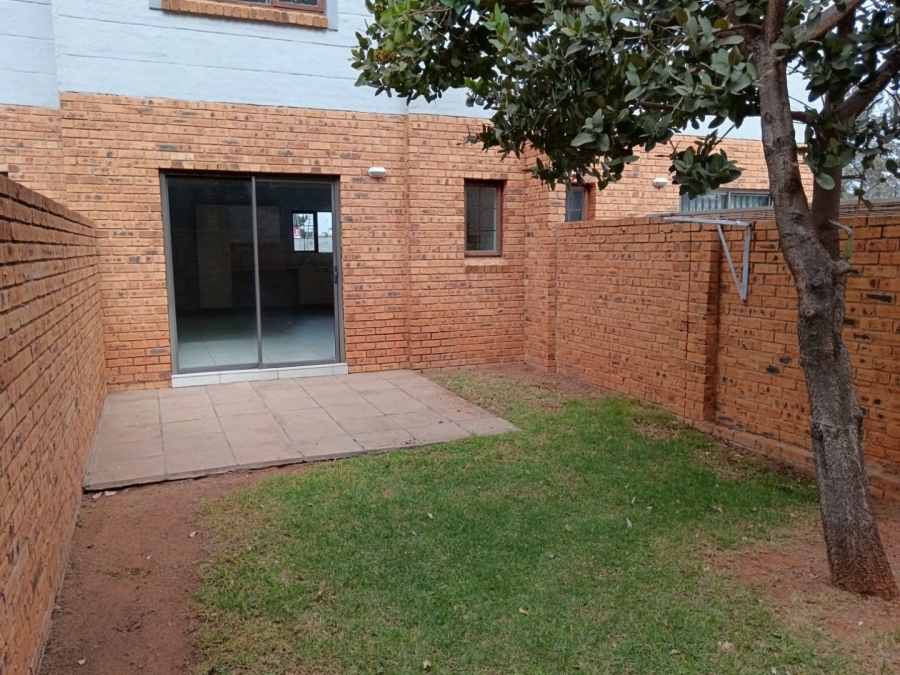 To Let 2 Bedroom Property for Rent in Blue Hills Gauteng