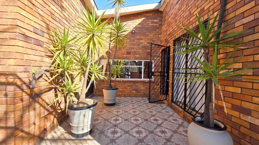 7 Bedroom Property for Sale in Laudium Gauteng