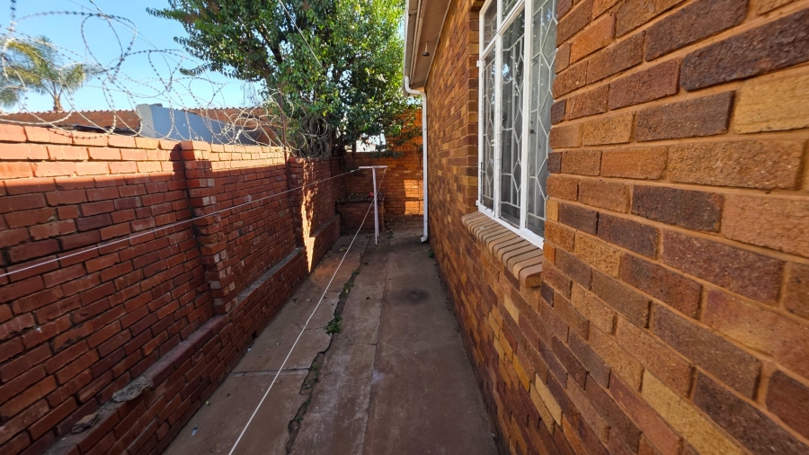 7 Bedroom Property for Sale in Laudium Gauteng