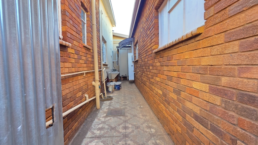 7 Bedroom Property for Sale in Laudium Gauteng