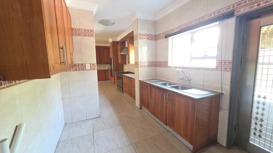6 Bedroom Property for Sale in Eldoraigne Gauteng