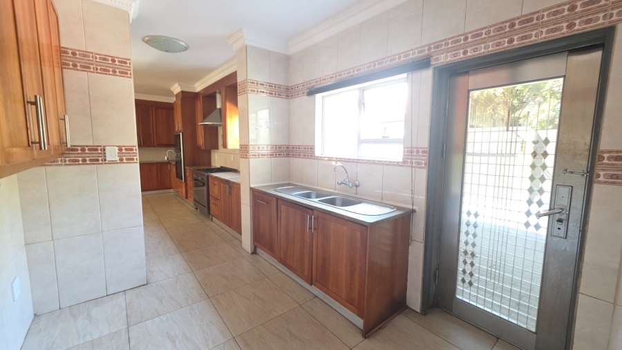 6 Bedroom Property for Sale in Eldoraigne Gauteng