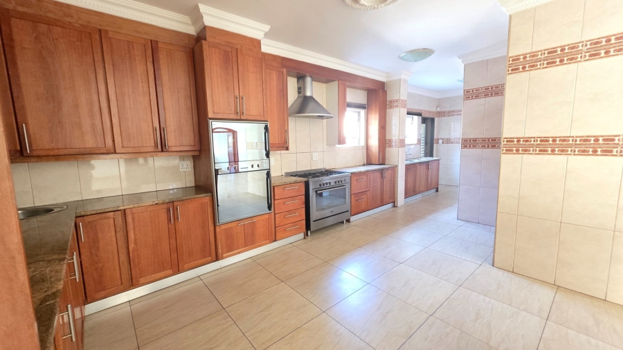 6 Bedroom Property for Sale in Eldoraigne Gauteng