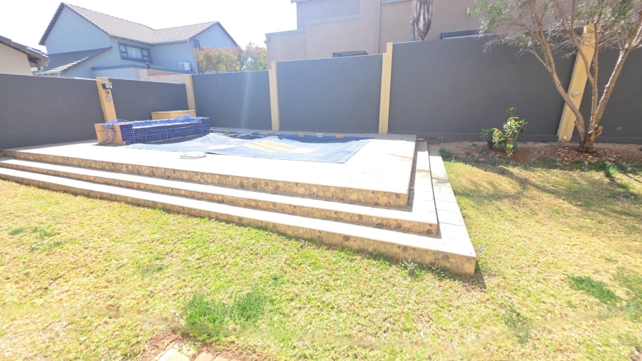 6 Bedroom Property for Sale in Eldoraigne Gauteng