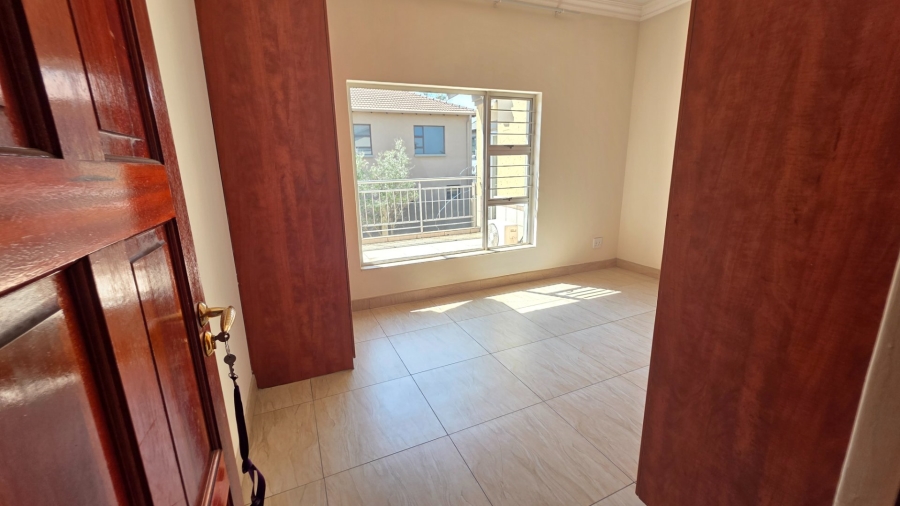 6 Bedroom Property for Sale in Eldoraigne Gauteng
