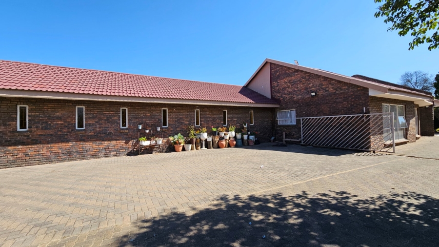 6 Bedroom Property for Sale in Three Rivers Proper Gauteng