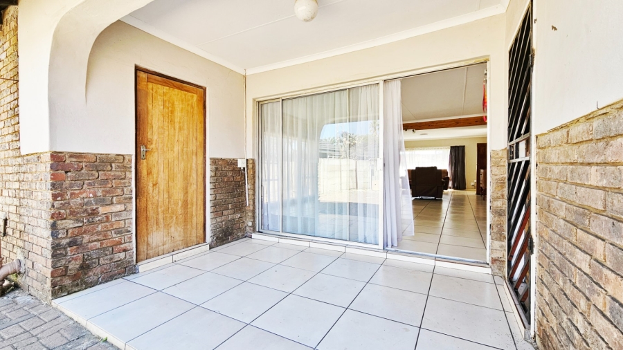 6 Bedroom Property for Sale in Three Rivers Proper Gauteng