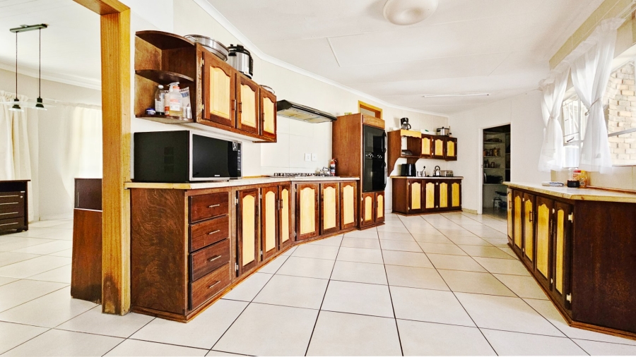 6 Bedroom Property for Sale in Three Rivers Proper Gauteng