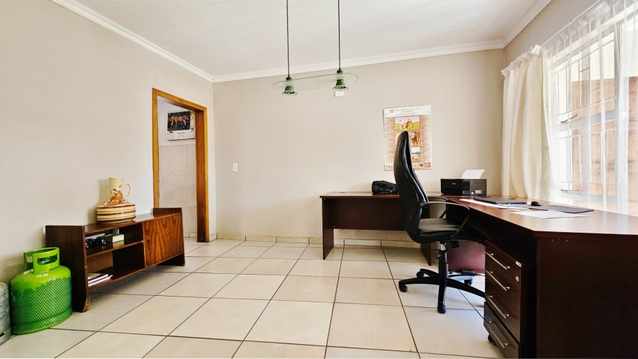 6 Bedroom Property for Sale in Three Rivers Proper Gauteng