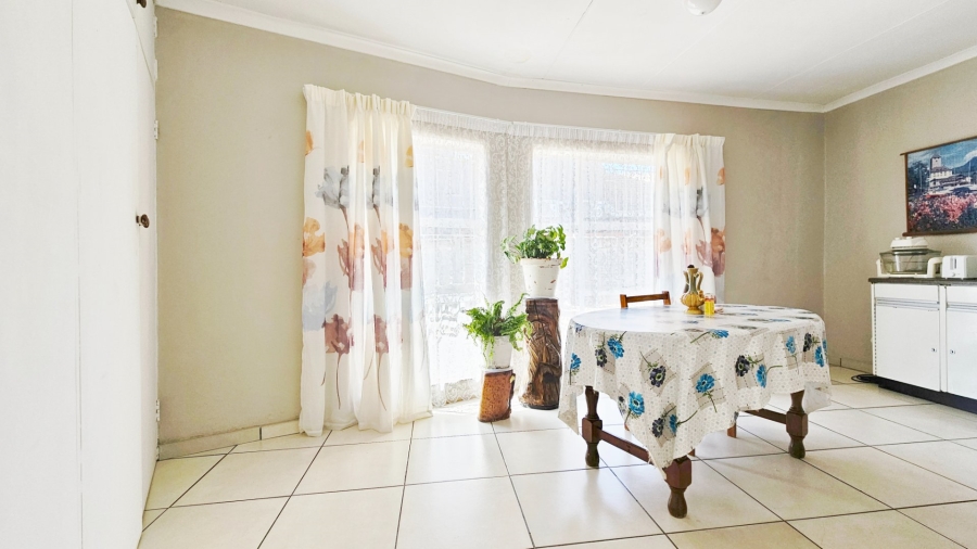 6 Bedroom Property for Sale in Three Rivers Proper Gauteng