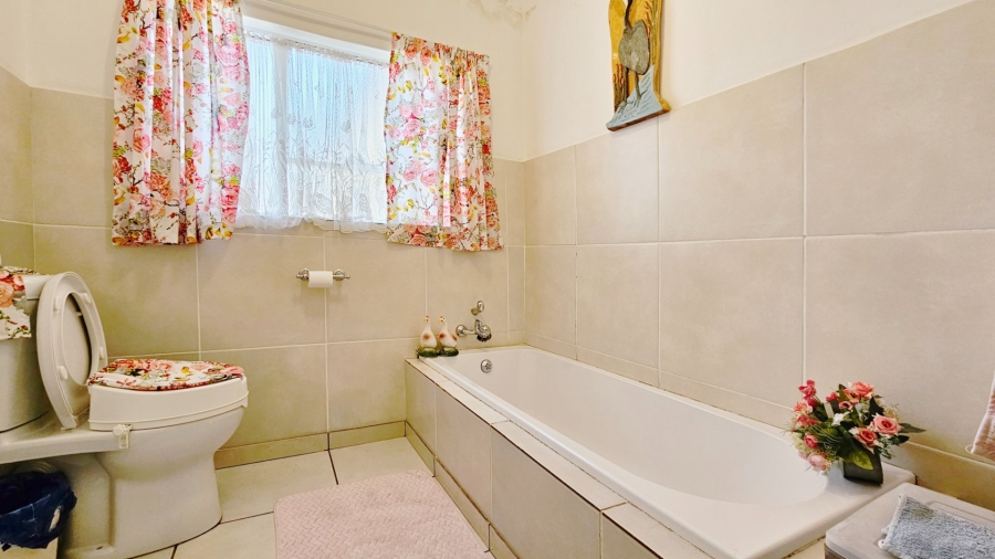 6 Bedroom Property for Sale in Three Rivers Proper Gauteng