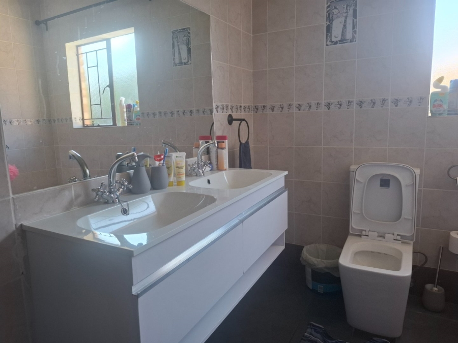 4 Bedroom Property for Sale in Ninapark Gauteng