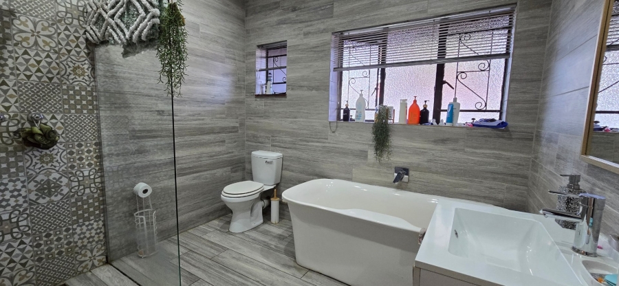 To Let 4 Bedroom Property for Rent in Randhart Gauteng