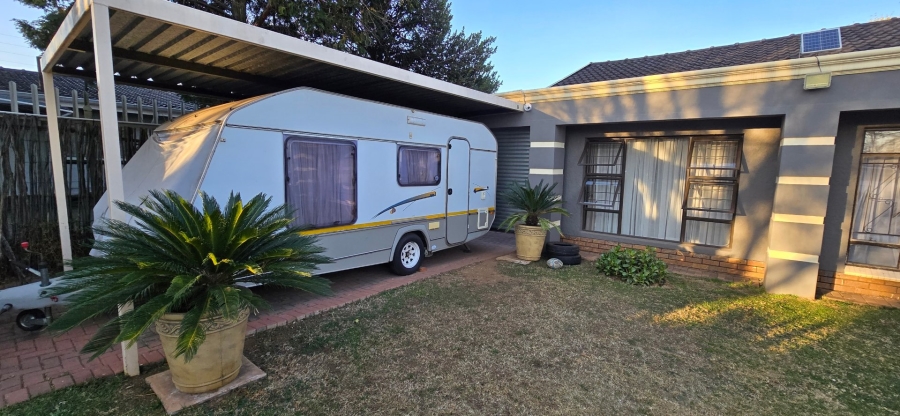 To Let 4 Bedroom Property for Rent in Randhart Gauteng