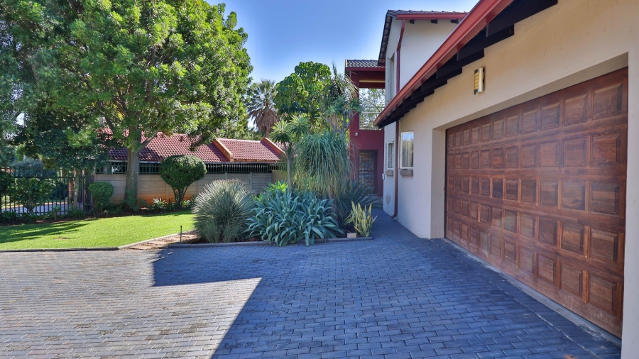 5 Bedroom Property for Sale in Rooihuiskraal Gauteng