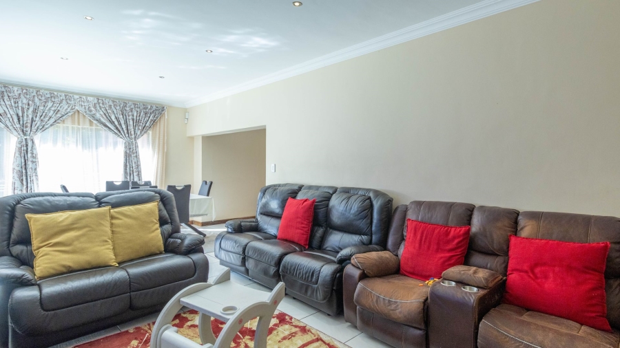 5 Bedroom Property for Sale in Rooihuiskraal Gauteng