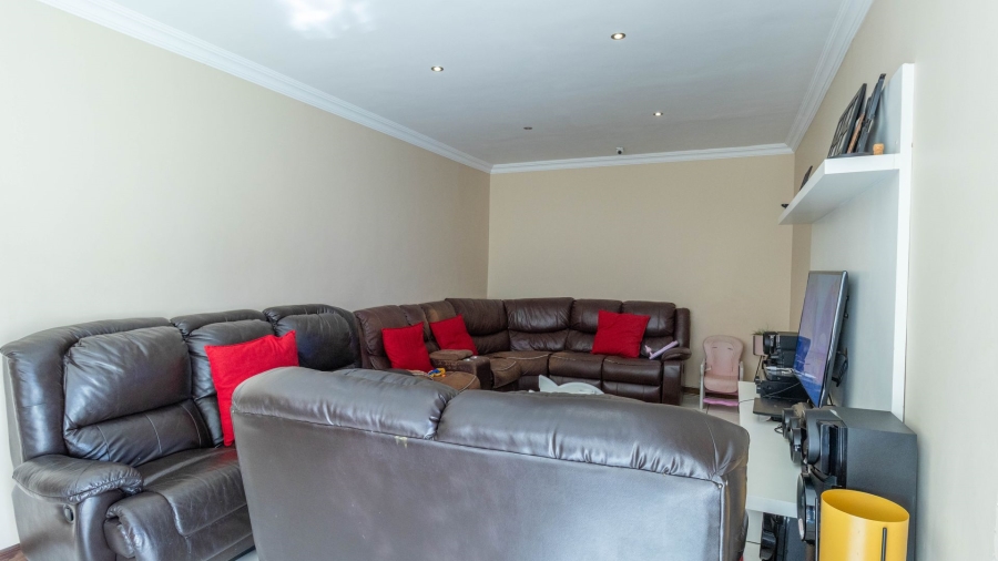 5 Bedroom Property for Sale in Rooihuiskraal Gauteng
