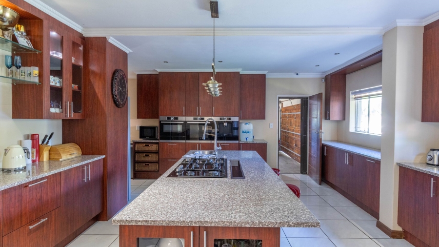 5 Bedroom Property for Sale in Rooihuiskraal Gauteng