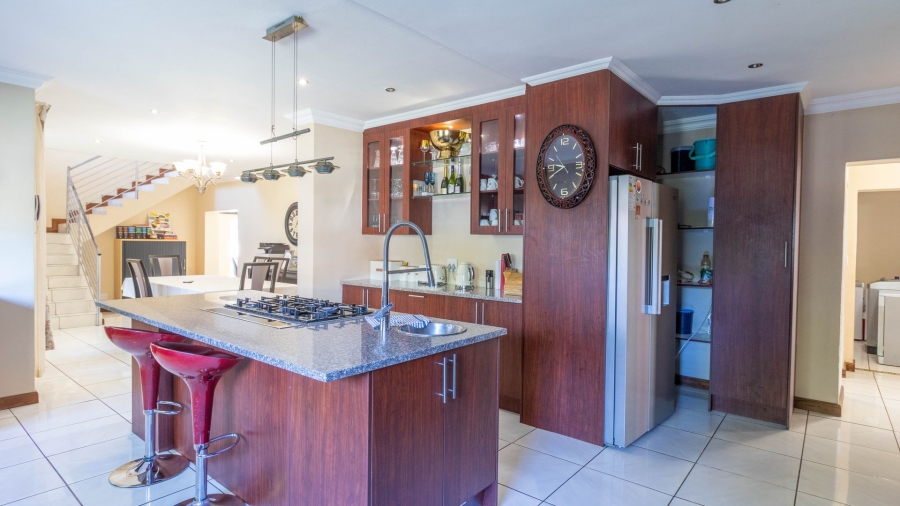 5 Bedroom Property for Sale in Rooihuiskraal Gauteng