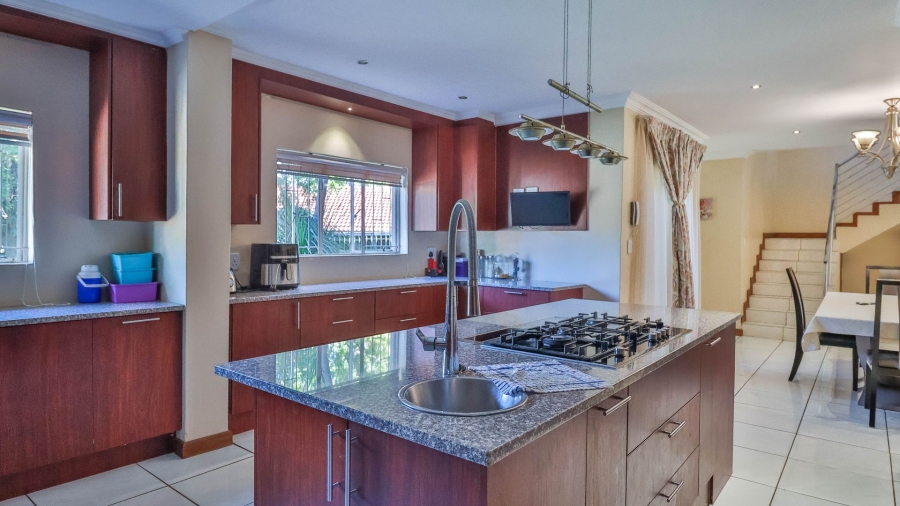 5 Bedroom Property for Sale in Rooihuiskraal Gauteng