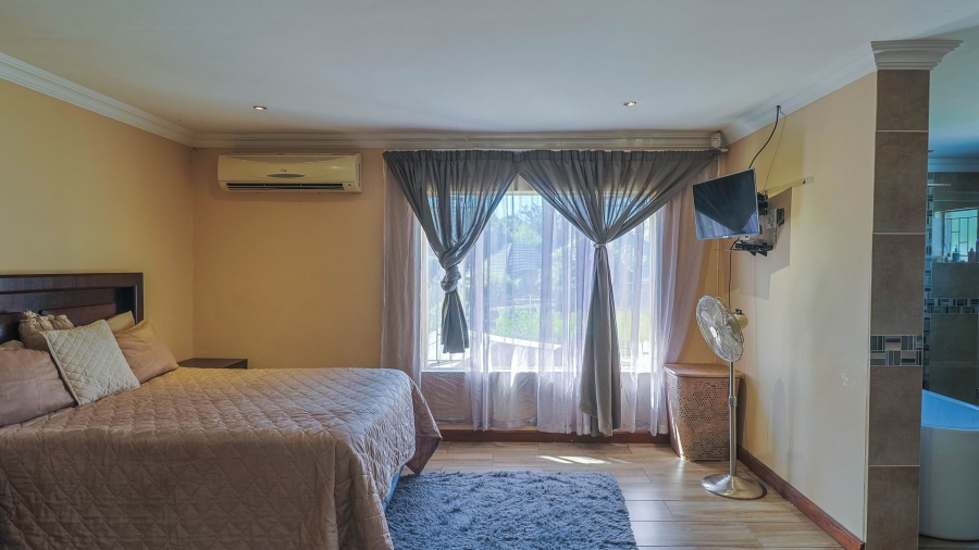 5 Bedroom Property for Sale in Rooihuiskraal Gauteng
