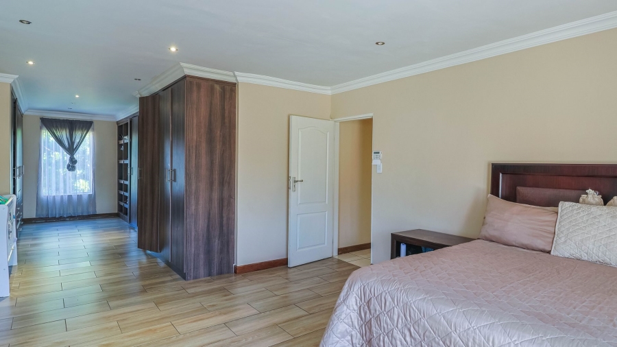 5 Bedroom Property for Sale in Rooihuiskraal Gauteng