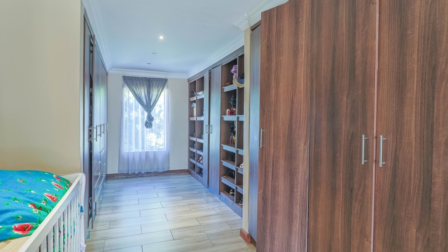 5 Bedroom Property for Sale in Rooihuiskraal Gauteng