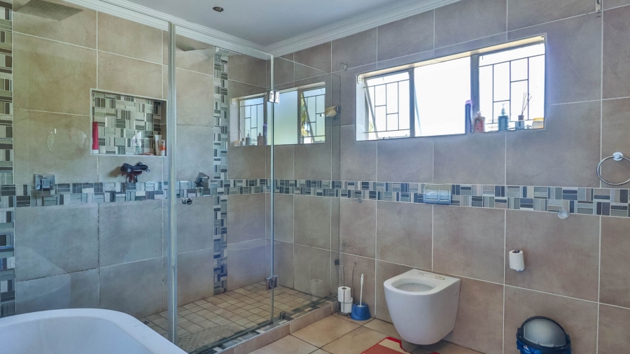 5 Bedroom Property for Sale in Rooihuiskraal Gauteng