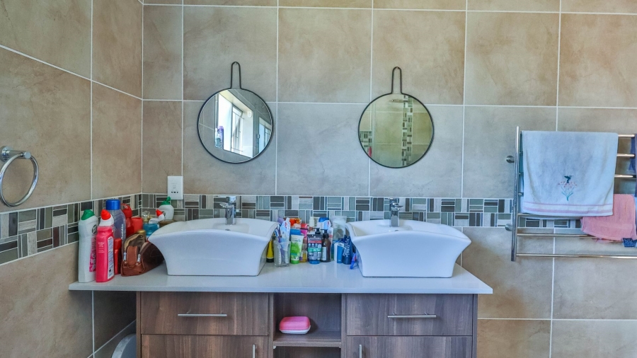 5 Bedroom Property for Sale in Rooihuiskraal Gauteng