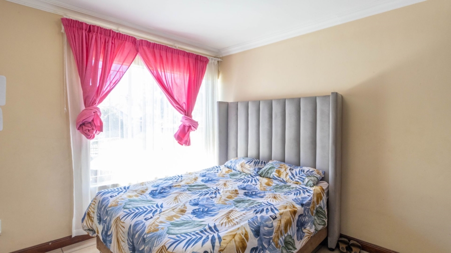 5 Bedroom Property for Sale in Rooihuiskraal Gauteng