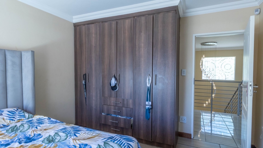 5 Bedroom Property for Sale in Rooihuiskraal Gauteng