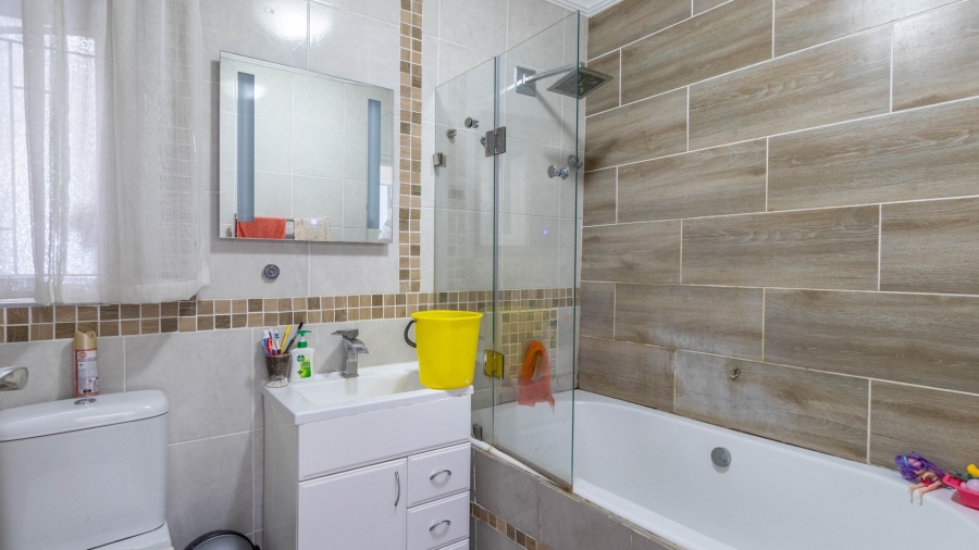5 Bedroom Property for Sale in Rooihuiskraal Gauteng
