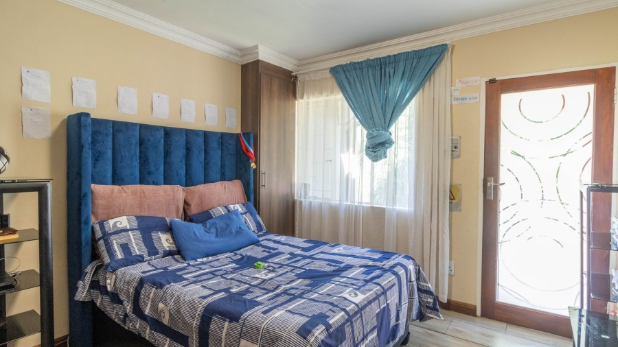 5 Bedroom Property for Sale in Rooihuiskraal Gauteng
