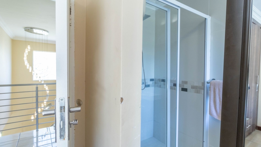 5 Bedroom Property for Sale in Rooihuiskraal Gauteng