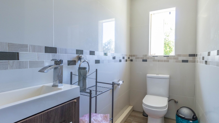 5 Bedroom Property for Sale in Rooihuiskraal Gauteng