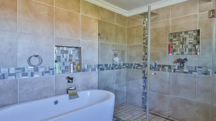 5 Bedroom Property for Sale in Rooihuiskraal Gauteng