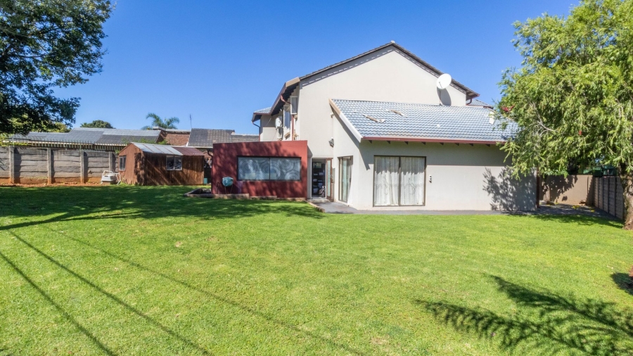 5 Bedroom Property for Sale in Rooihuiskraal Gauteng