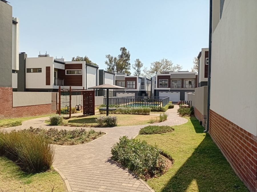 To Let 4 Bedroom Property for Rent in Sunninghill Gauteng
