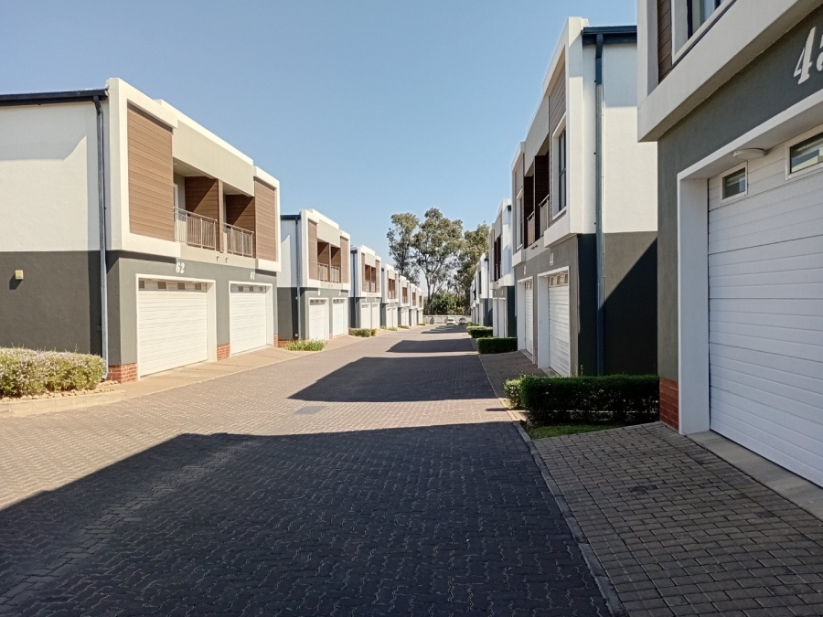 To Let 4 Bedroom Property for Rent in Sunninghill Gauteng