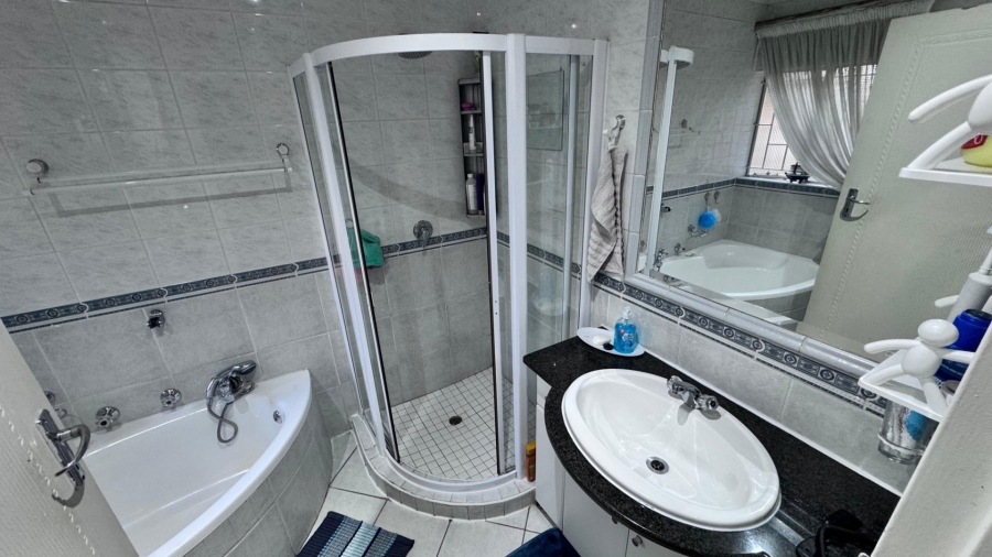 4 Bedroom Property for Sale in Eldoraigne Gauteng
