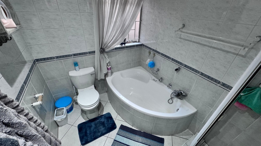 4 Bedroom Property for Sale in Eldoraigne Gauteng
