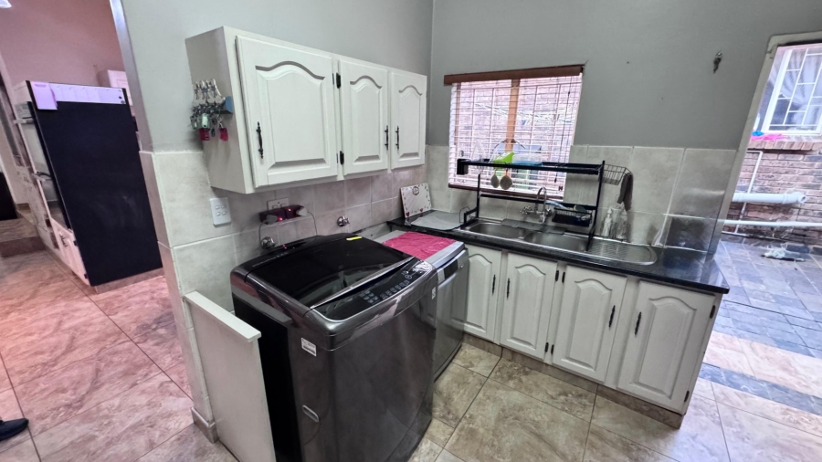 4 Bedroom Property for Sale in Eldoraigne Gauteng