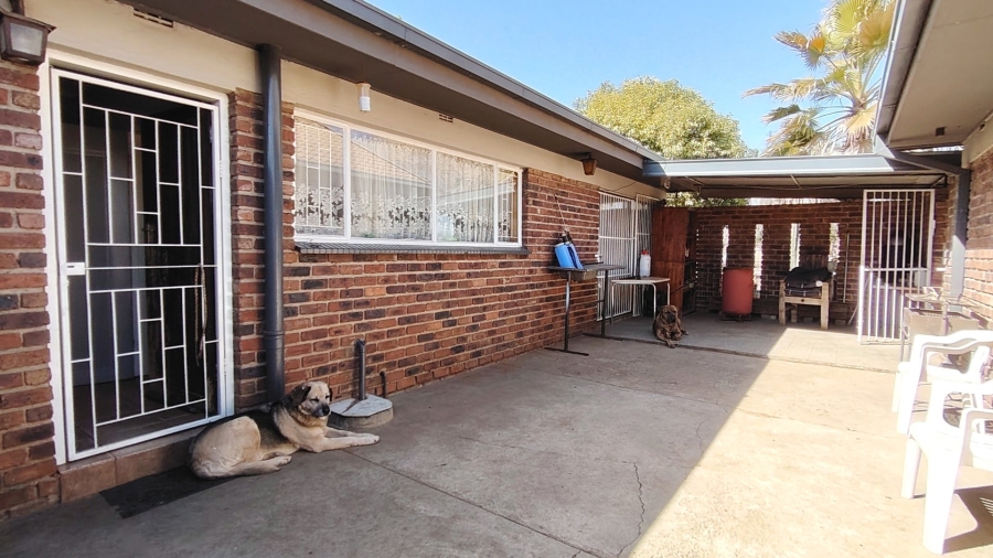  Bedroom Property for Sale in Buyscelia Gauteng