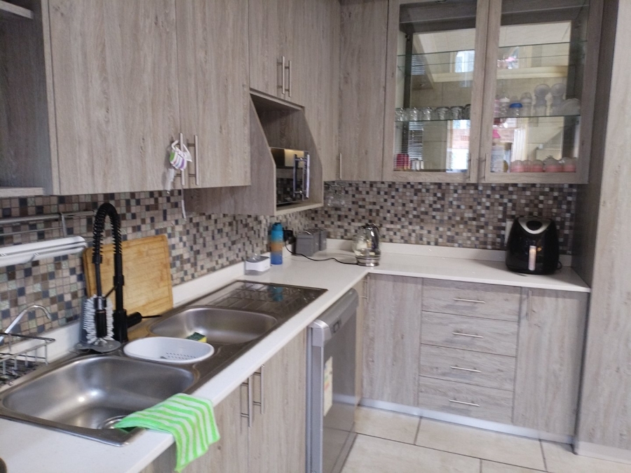 5 Bedroom Property for Sale in Petersfield Gauteng