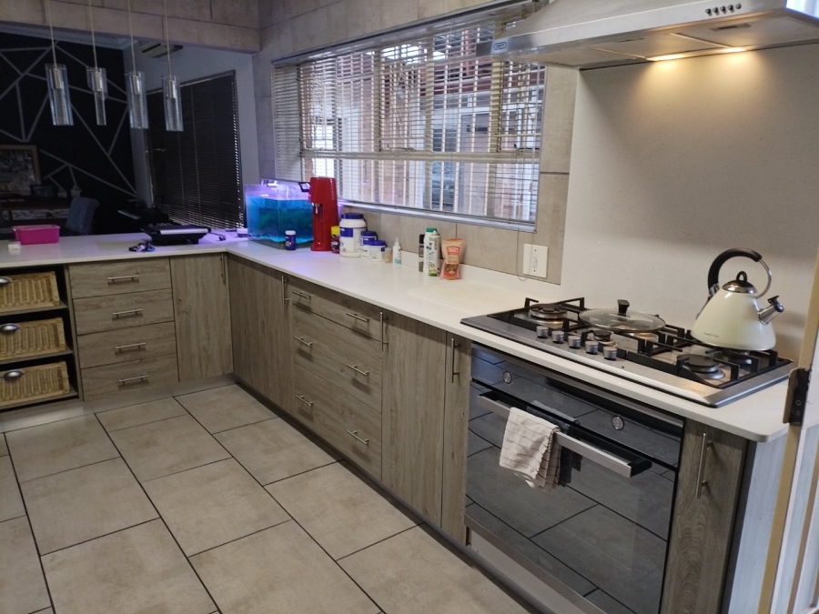 5 Bedroom Property for Sale in Petersfield Gauteng