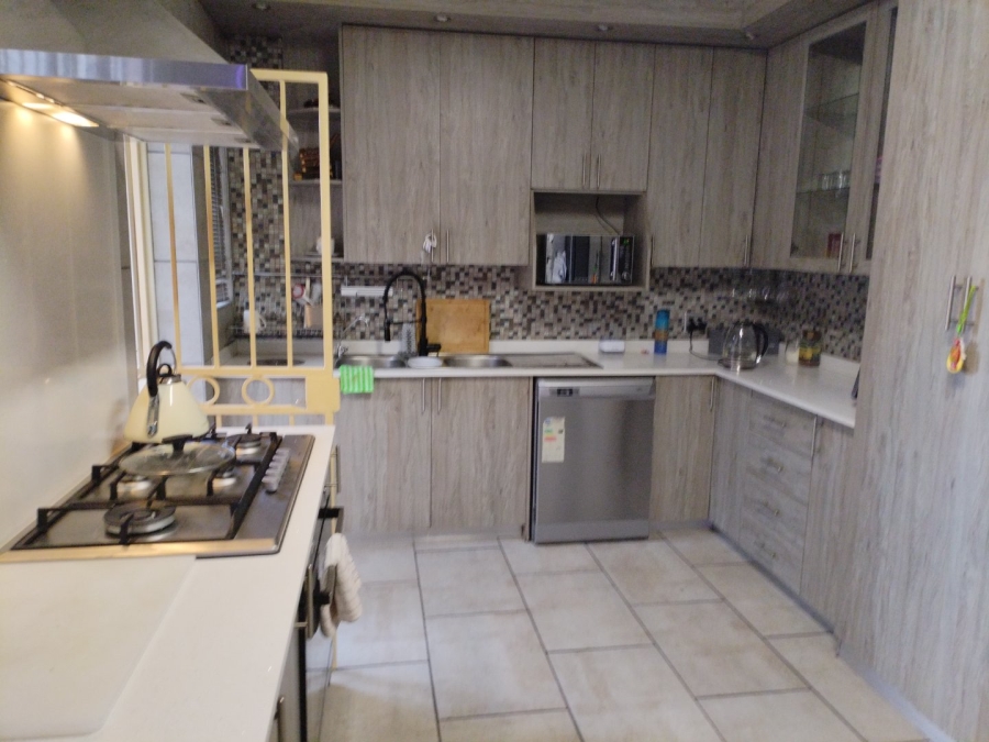 5 Bedroom Property for Sale in Petersfield Gauteng