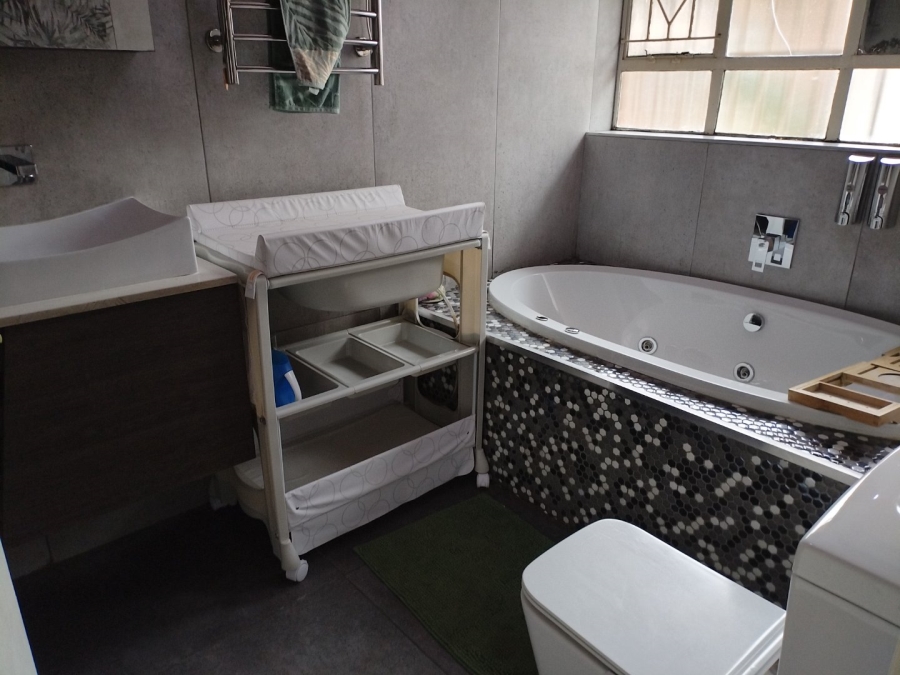5 Bedroom Property for Sale in Petersfield Gauteng
